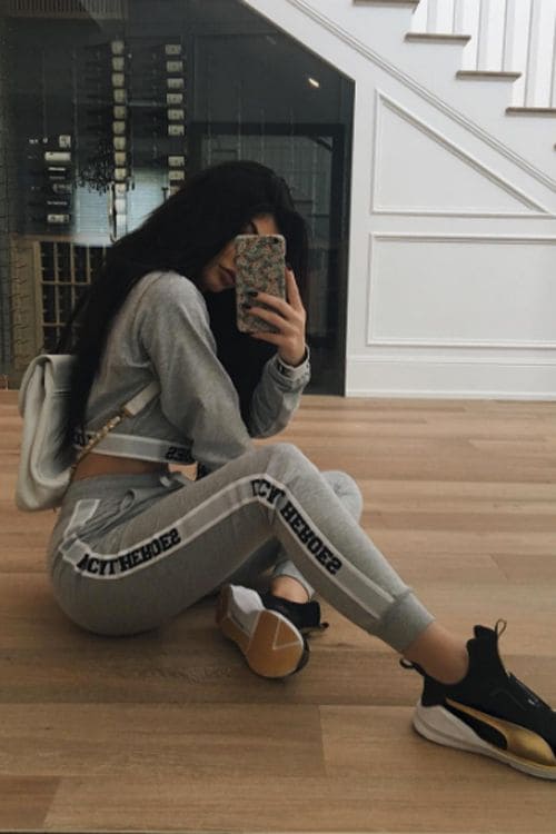 Kylie Jenner posa frente al espejo con look sport