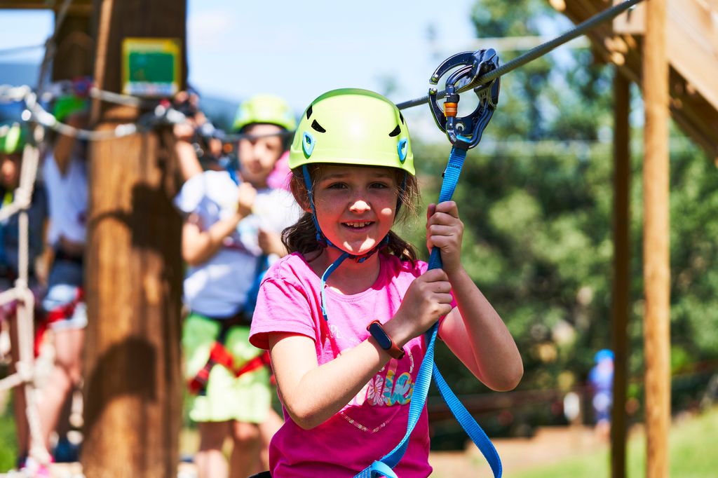 niños disfrutando de las actividades de un campamento de verano
