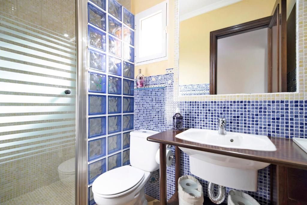 Así es el baño de Villa Viruta, la casa rural que alquilan Beatriz Trapote y Víctor Janeiro en El Bosque