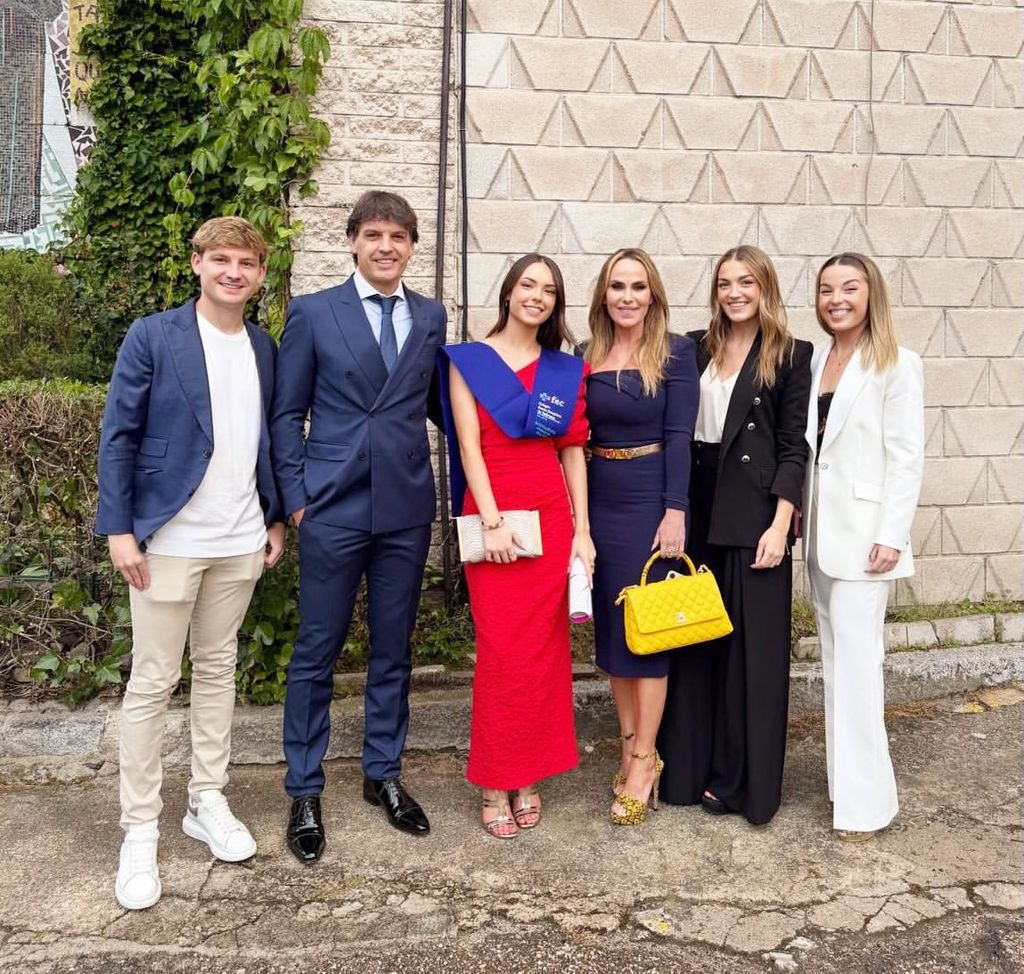 Fernando Morientes en la graduación de su hija Martina con toda la familia