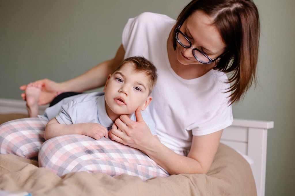 Niño con epilepsia con su madre