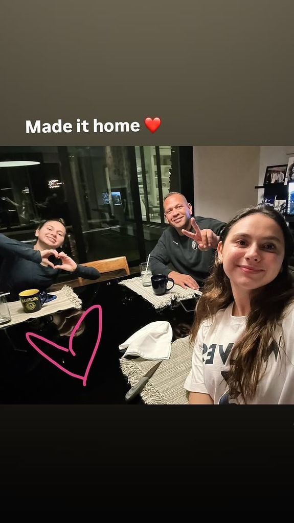 Alex Rodriguez se mostró muy feliz de tener a sus dos hijas en casa.
