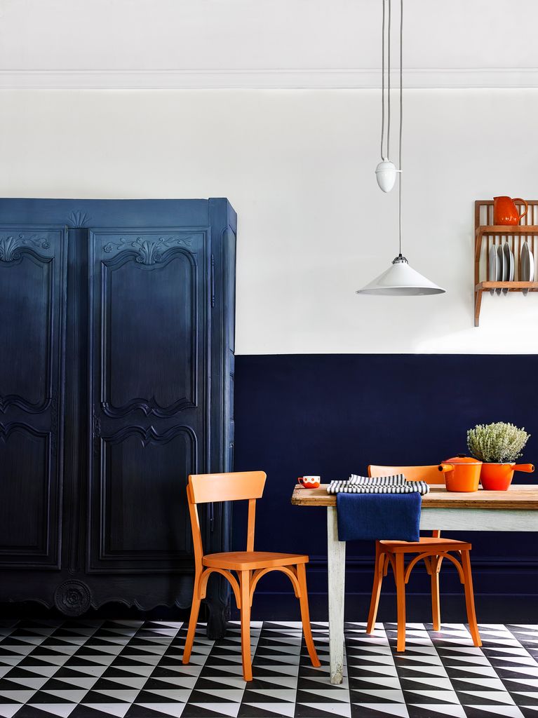 Cocina con armario y sillas de madera