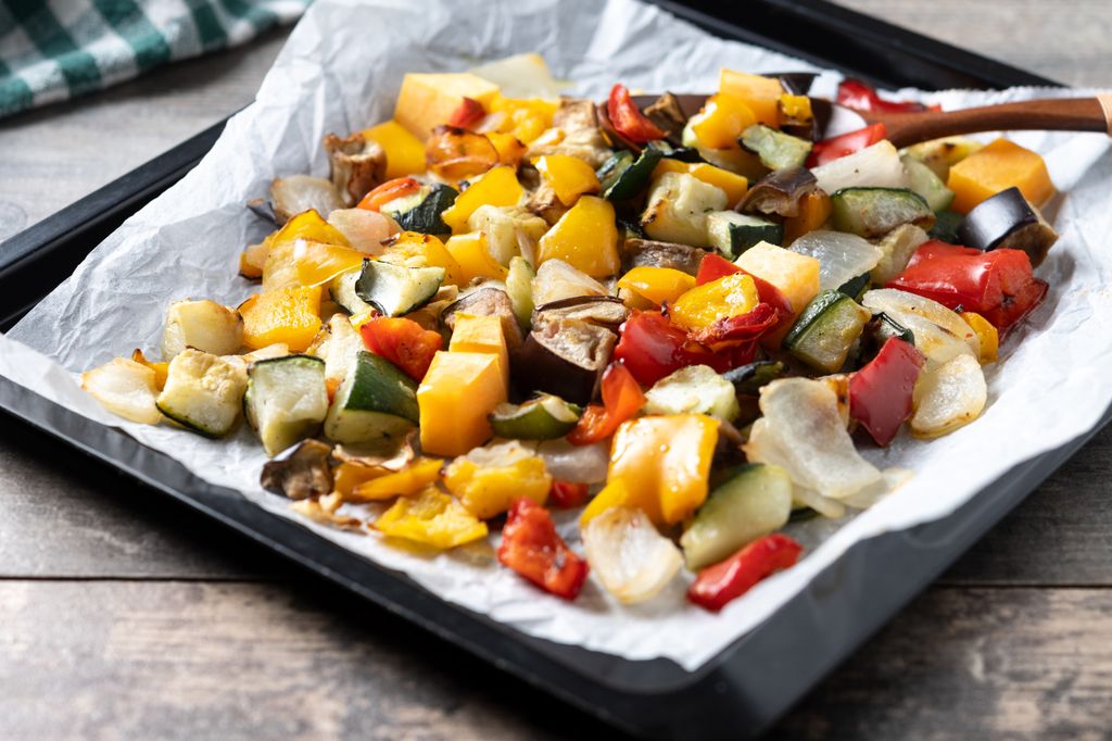 Asar verduras es una de las técnicas más sencillas que hay pero también tiene sus trucos para que queden en su punto: jugosas por dentro y doraditas por fuera.