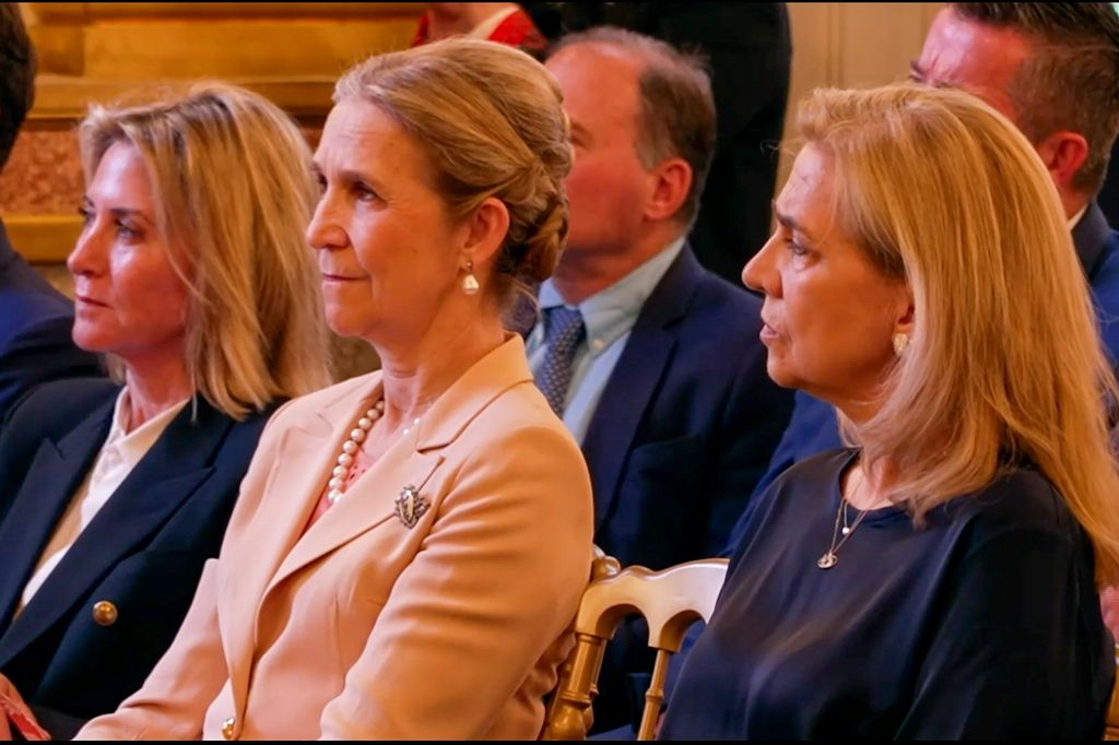 Las infantas escuchando el discurso pronunciado por su padre