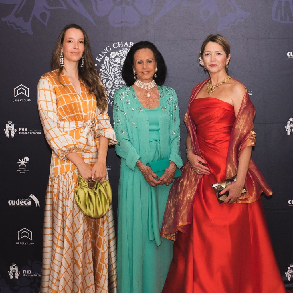 Sonsoles Diez de Rivera (en el centro) junto a Julia Sánchez-Asiaín, vicepresidente ejecutiva y Pilar González-Baylín, presidente ejecutiva, en la cena de gala con ocasión de la coronación del rey Carlos III