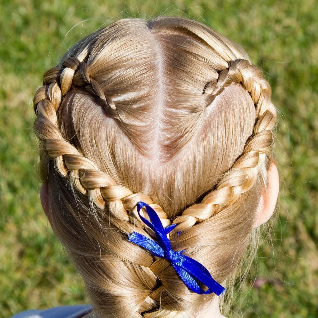 trenzas y lazos se dan la mano en este peinado