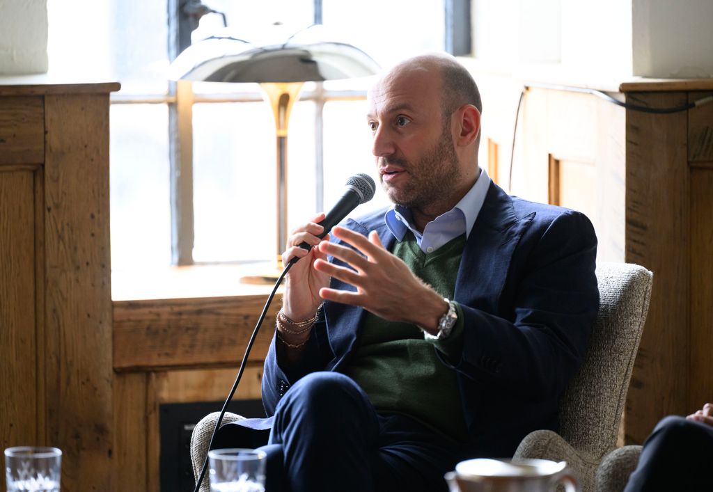 Onur Güvenatam es un famoso productor turco al que se relaciona con Hande Erçel