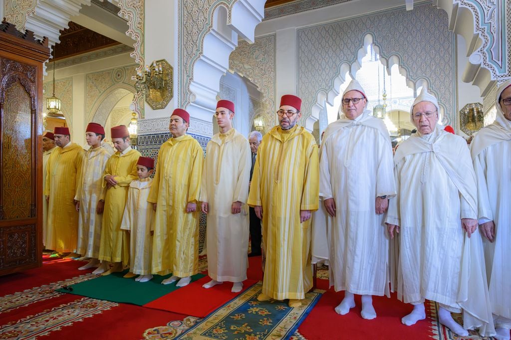 Su Majestad el Rey, Comandante de los Creyentes, realiza la oración del Eid Al-Fitr en la mezquita "Ahl Fez" de Rabat. Mayo 2025
