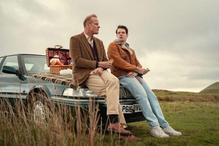 Alistair Petrie y Connor Swindells, dan vida al director Groff y su hijo Adam en 'Sex Education'