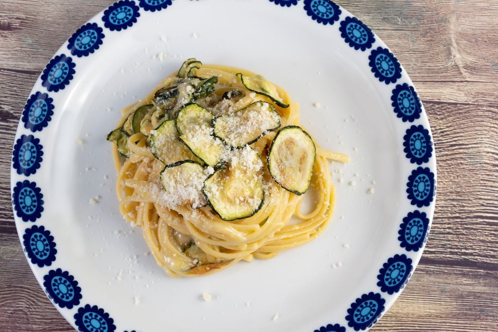 Pasta alla Nerano, un plato típico de la cocina tradicional de Campania, elaborado con calabacines y queso Provolone del Monaco.