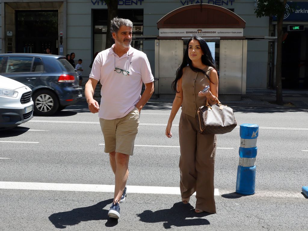 Julia Janeiro, junto a su padre, tras firmar la compra de su primera casa