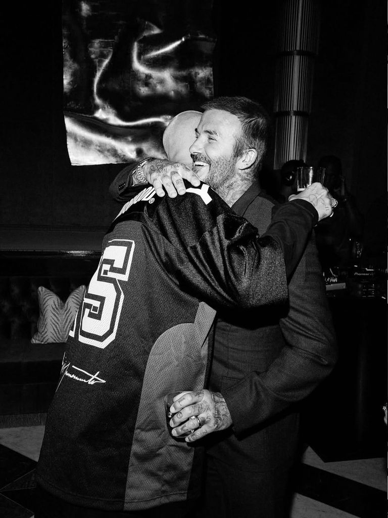 Romeo Beckham y el abrazo a su padre David.