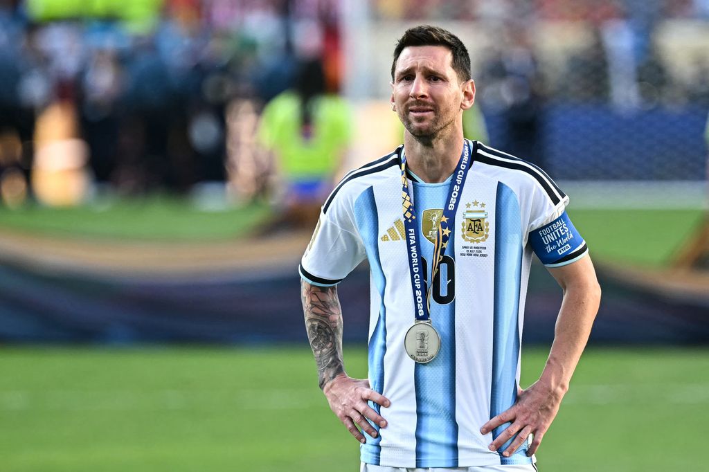 Lionel Messi llora durante la ceremonia de premiación en la final del Mundial 2026.