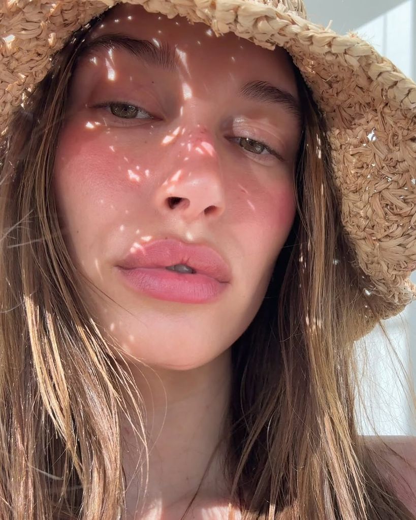 Hailey Bieber con un colorete difuminado con la ojera y muy natural