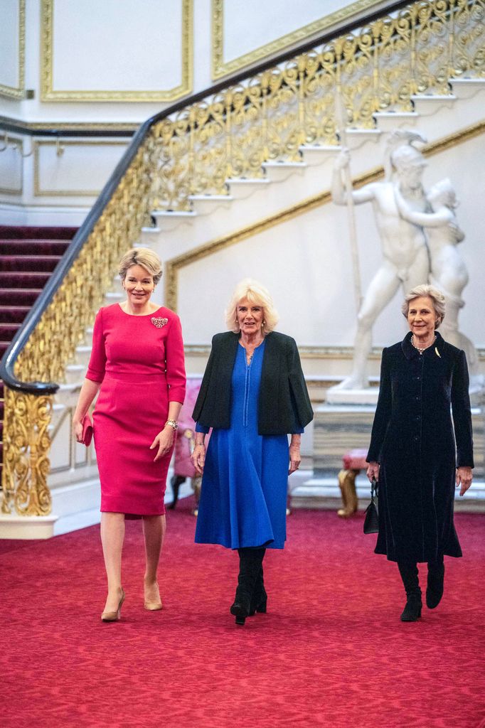 Plano entero de la Reina Camilla y Matilde de Bélgica en un evento