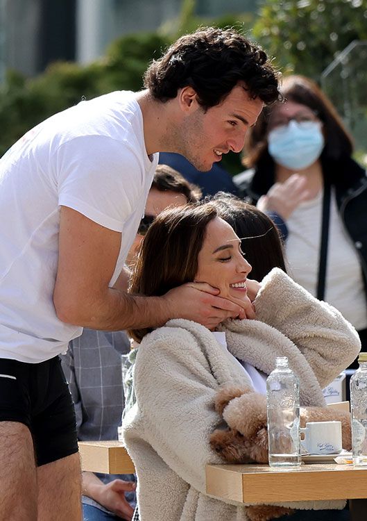 Imagen de Tamara Falcó e Íñigo Onieva en actitud cariñosa 