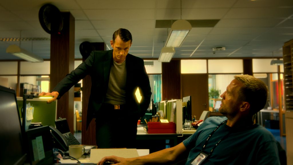 La serie plantea un duelo constante entre Harry y Tom Waaler, un compañero convertido en enemigo