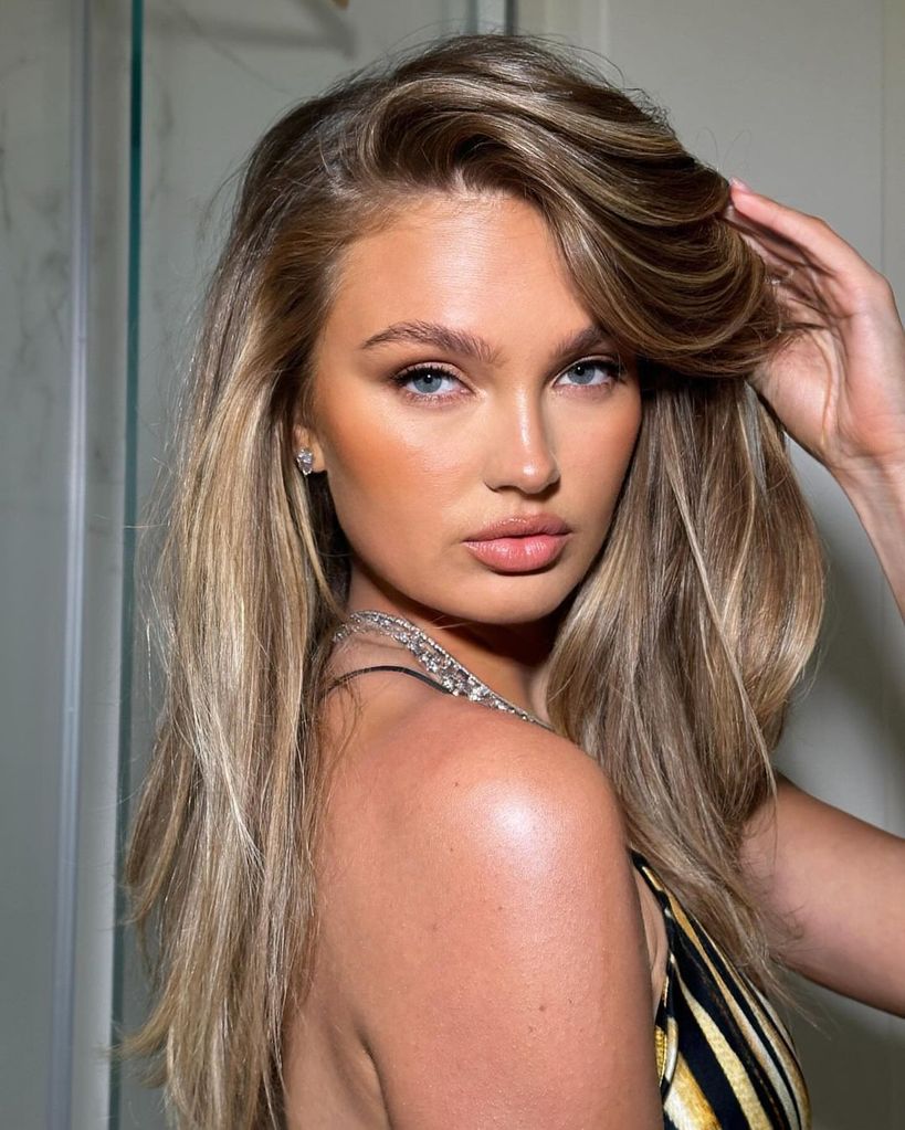 romee strijd con el pelo rubio