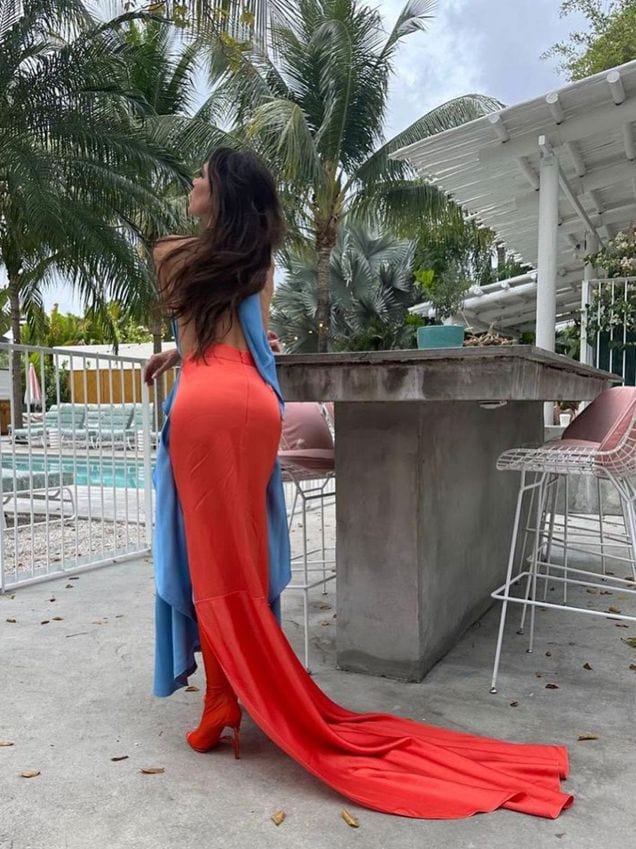 Victoria Beckham se viste de gala para relajarse en la piscina