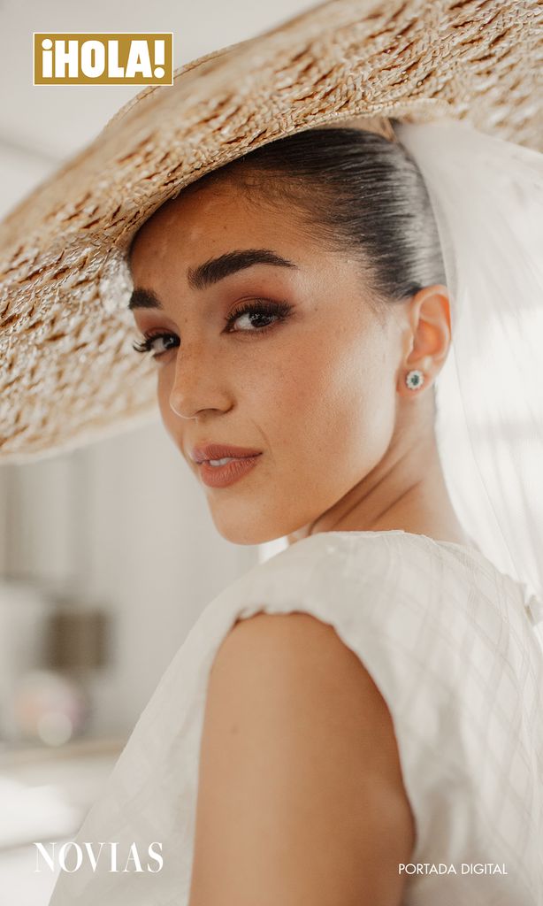 Ale Capetillo se decantó por una pamela que complementó el 'total look'