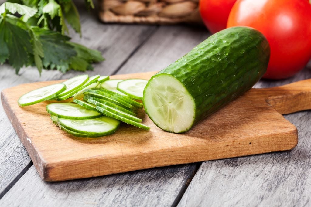 pepino en una tabla de madera