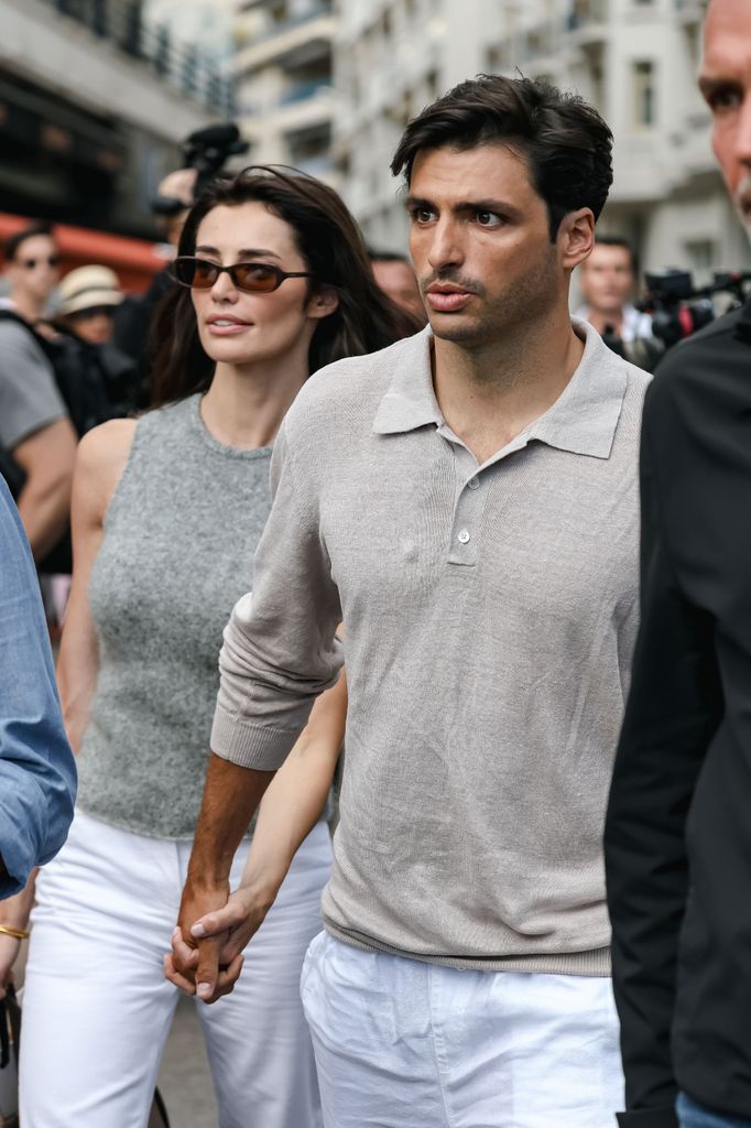 Carlos Sainz junto a su novia, la supemodelo Rebecca Donaldson en Cannes