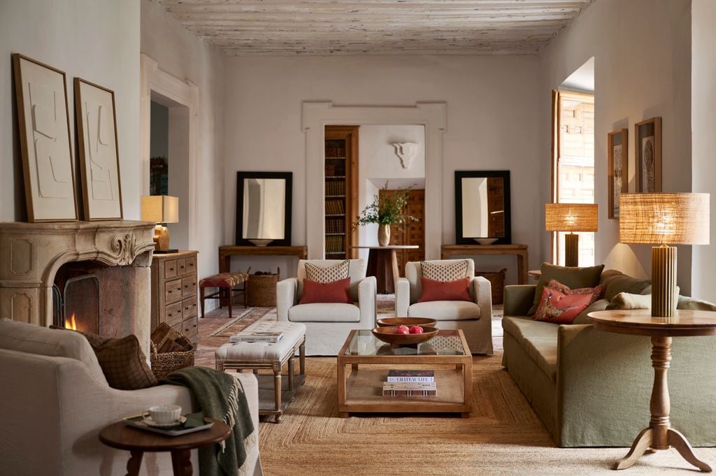 Salón rústico con chimenea