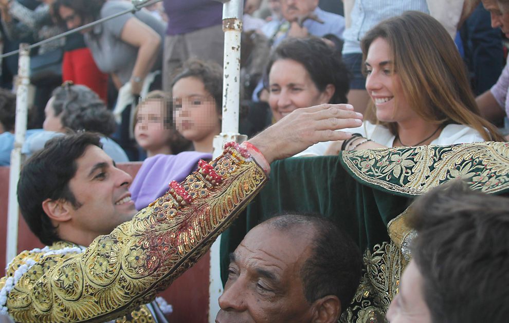 Lourdes Montes viendo torear a su pareja