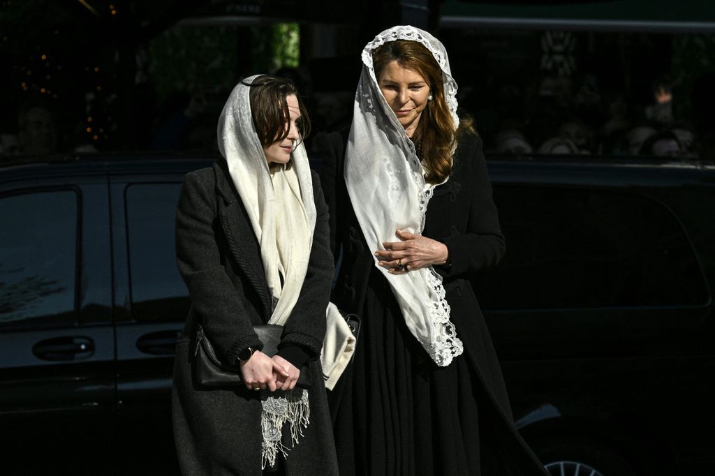 Noor de Jordania con su hija Raiyah en el funeral del rey Constantino de Grecia