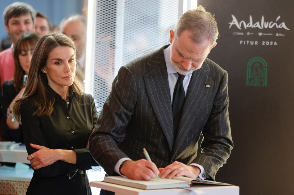 El Rey firma en el libro de condolencias de Fitur