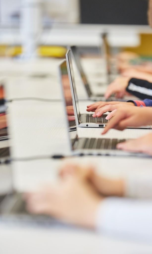 Niños en clase con ordenador