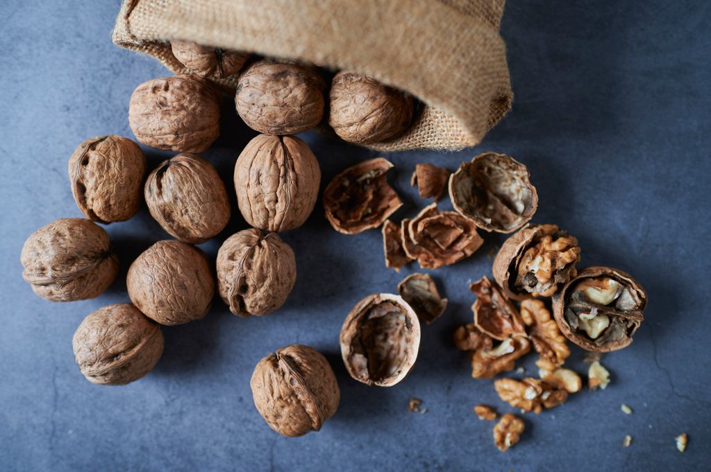 nueces sobre una superficie azul, abiertas y cerradas