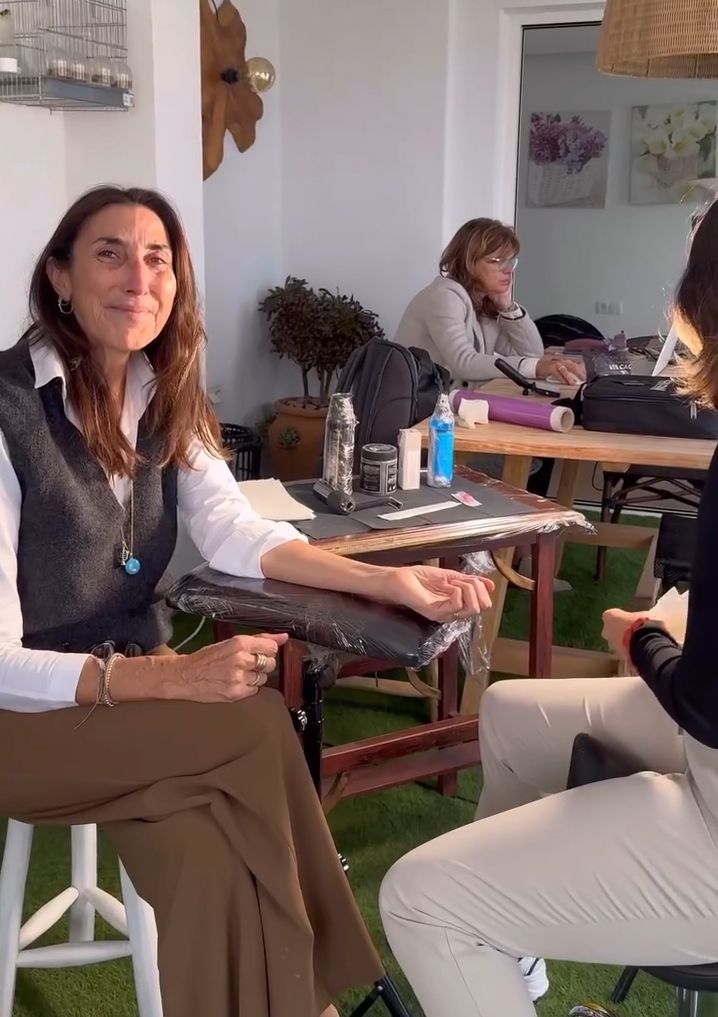 Plano medio de Paz Padilla haciéndose un tatuaje en honor a su hermano fallecido
