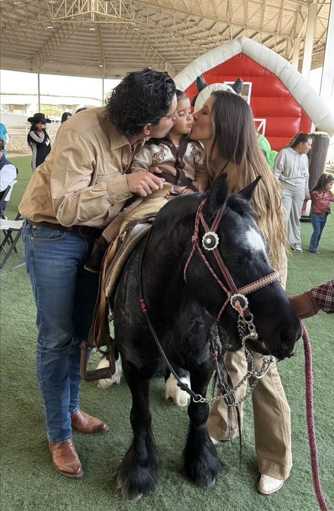 Nirvana sobre uno de caballos miniatura de su bisabuelo.