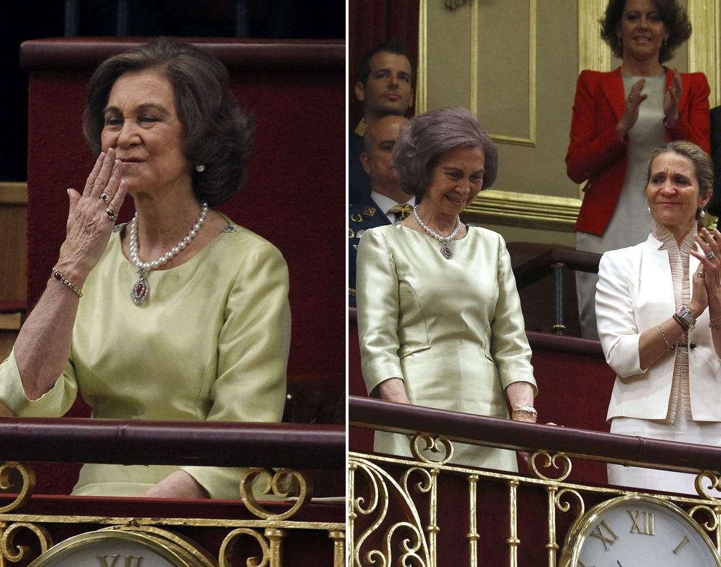 La reina Sofía mientras escucha emocionada, junto a la infanta Elena, las palabras que le dedica Felipe VI en su proclamación como jefe del Estado el 19 de junio de 2004