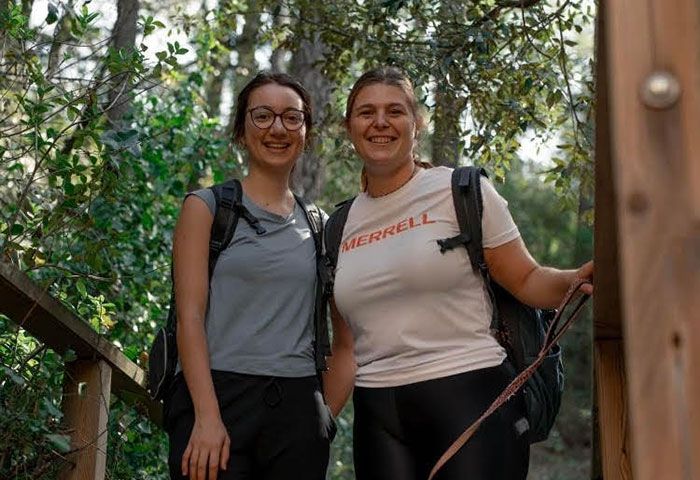 Alba Férez con camiseta de Merrell Hiking Club