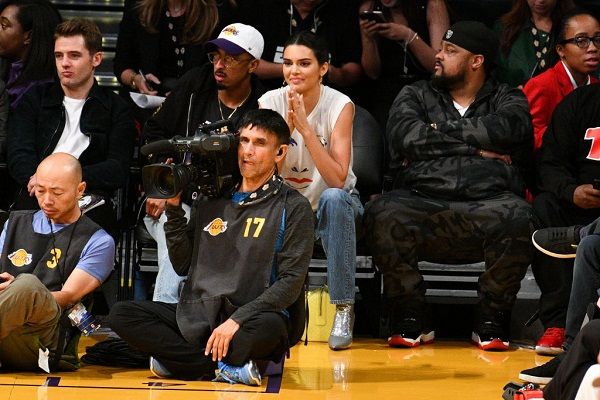 Kendall Jenner con socks boots, jeans y camiseta