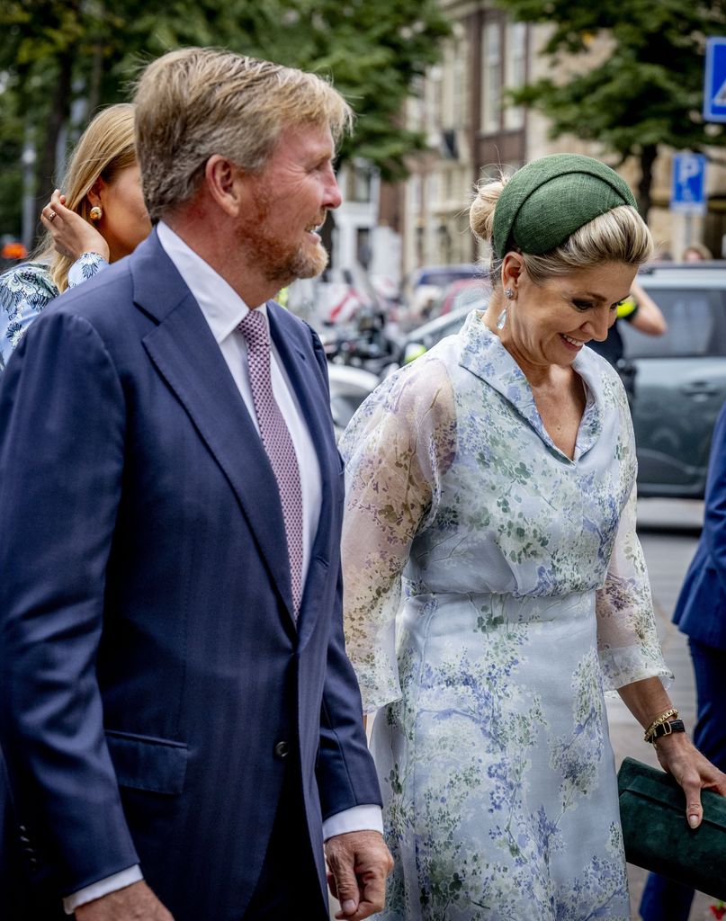 La reina Máxima de Holanda y el rey en La Haya con vestidos florales en color azul, 2026.