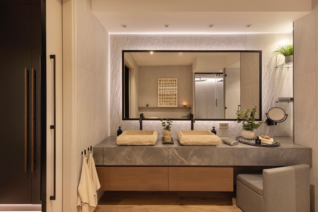 Baño con mueble de lavabo y tocador
