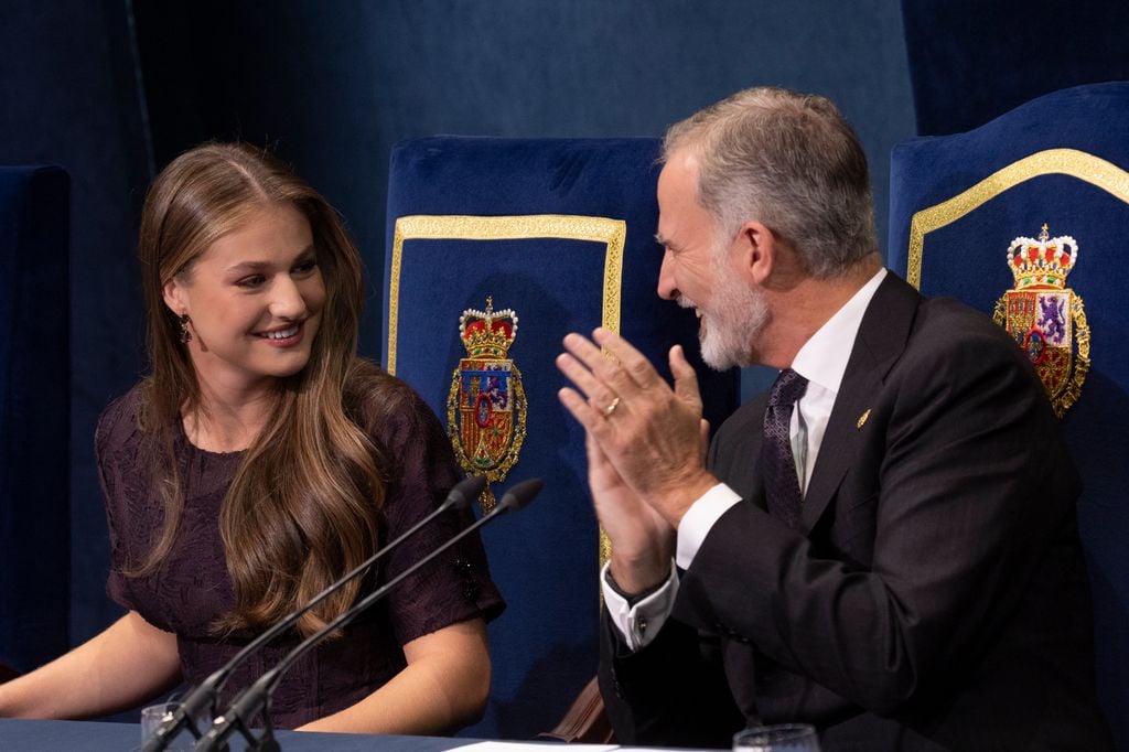 El rey Felipe, aplaude orgulloso a su hija tras el discurso en los Premios Princesa de Asturias
