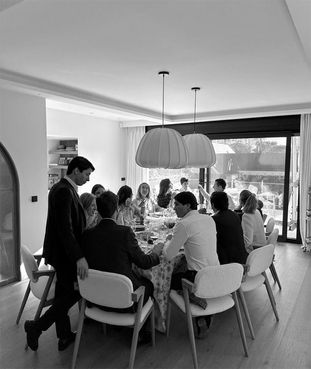 La familia de María Pombo en torno a la mesa