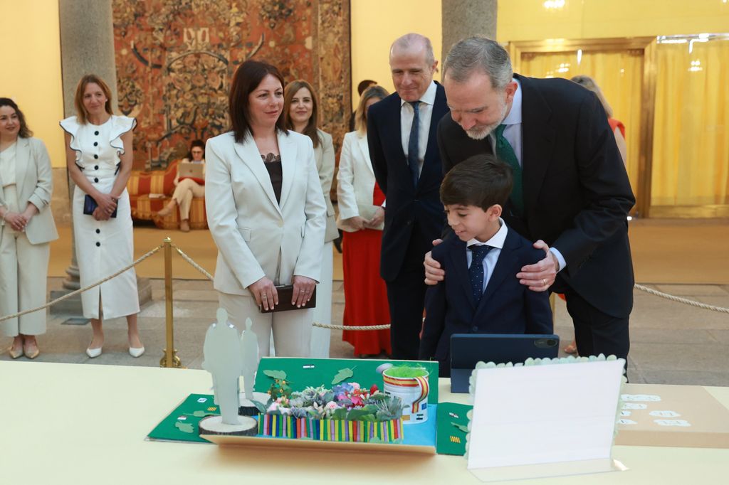 Don Felipe, con uno de los concursantes 