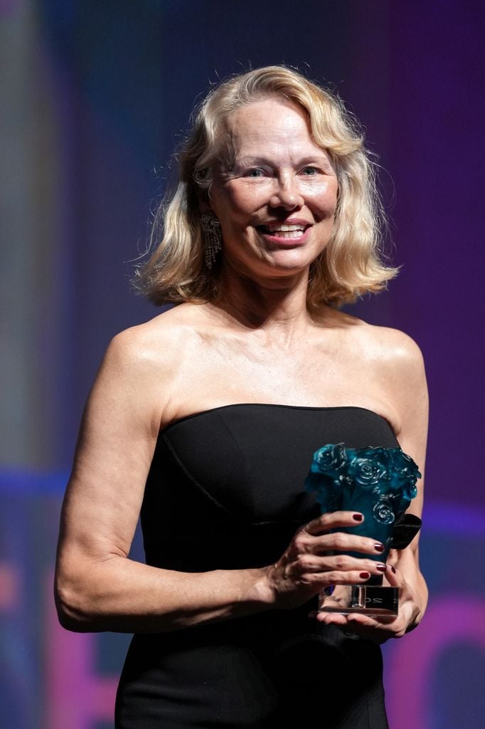 Pamela Anderson recibe un premio en el Festival de Cine Americano de Deauville, en Francia, el 5 de septiembre de 2025