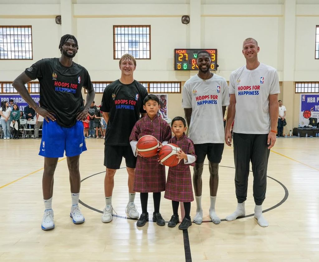 Los príncipes de Bután con los jugadores de la NBA