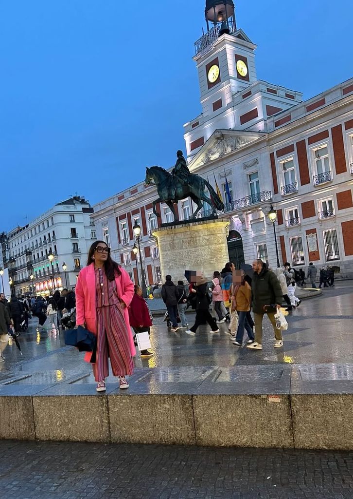 La actriz posa con el emblemático reloj de la Puerta del Sol de fondo