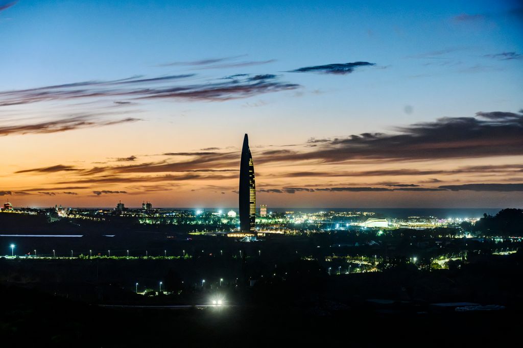 La Torre Mohammed VI se ilumina al atardecer. El emblemático rascacielos simboliza la transformación moderna de la ciudad mientras se prepara para acoger importantes eventos deportivos internacionales.