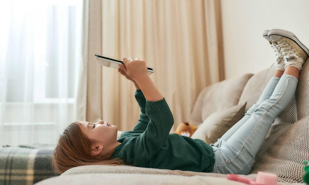 ni a viendo tablet en casa