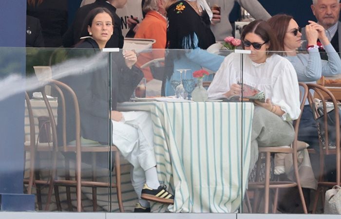 Victoria de Marichalar comiendo con su amiga