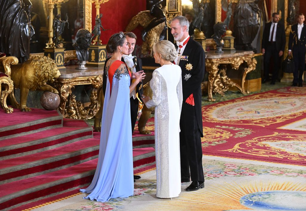 Los reyes Felipe y Letizia tras el histórico besamanos en el Palacio Real